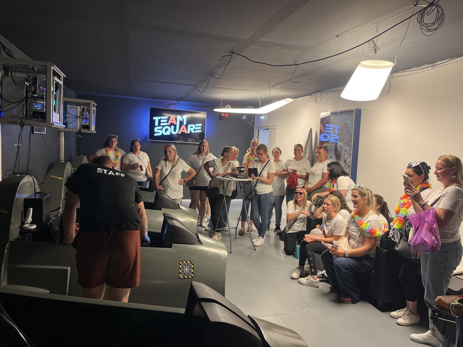 Un groupe d'EVJF autour des simulateurs chez Team Square